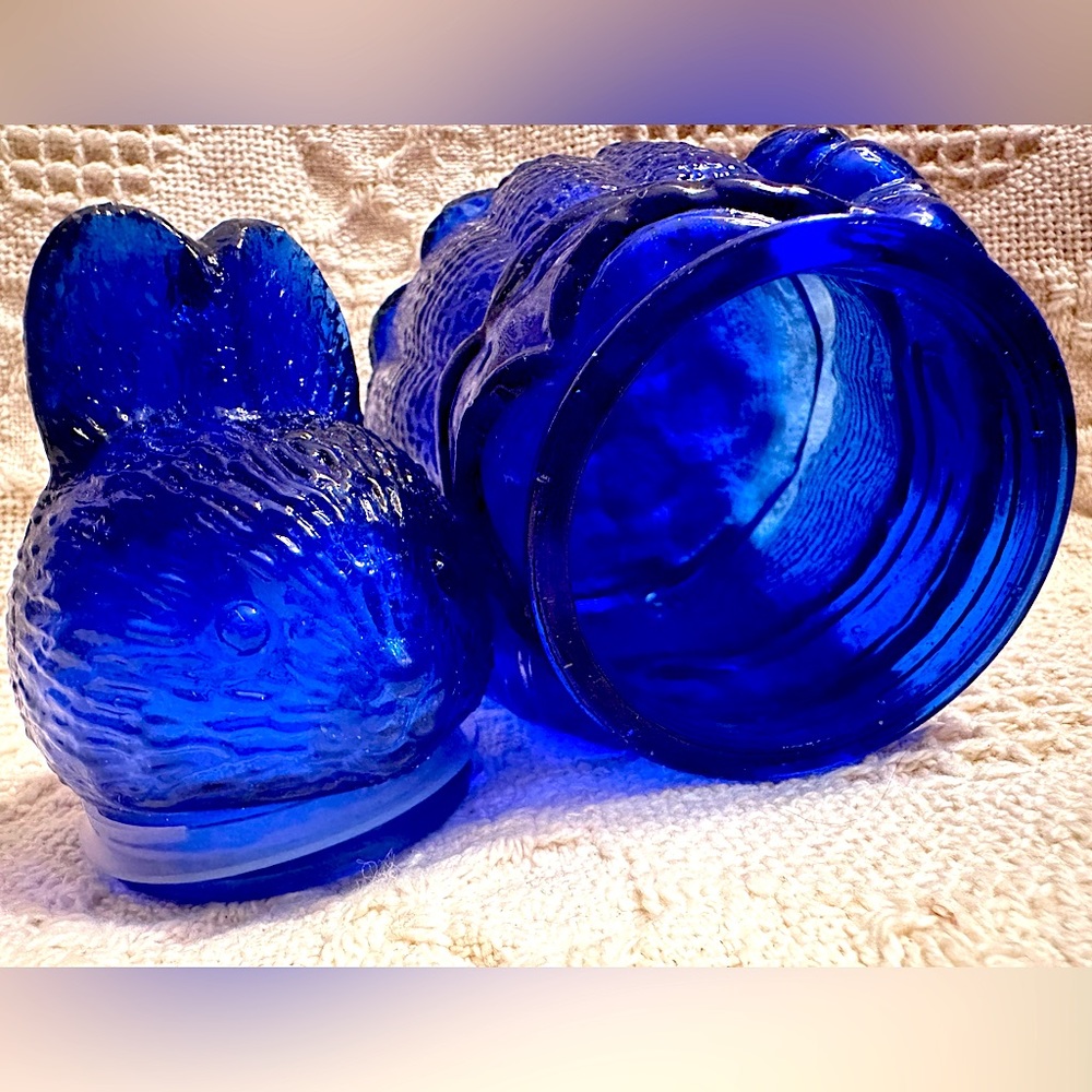Cobalt Blue Glass Mama Bunny Rabbit Jar In Apron… Cottage  Farnhouse Easter - Picture 9 of 10